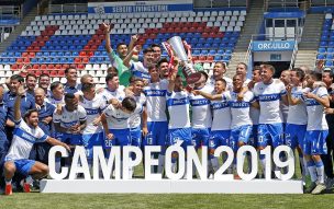 Plantel de Universidad Católica levantó la copa de campeón de la temporada 2019