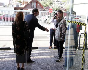 FOTOS | Joven se tapa el ojo cuando ministro de Justicia lo va a saludar