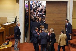 Las Tesis intentaron ingresar a sala de la Cámara de Diputados e interrumpieron la sesión de la reforma constituyente