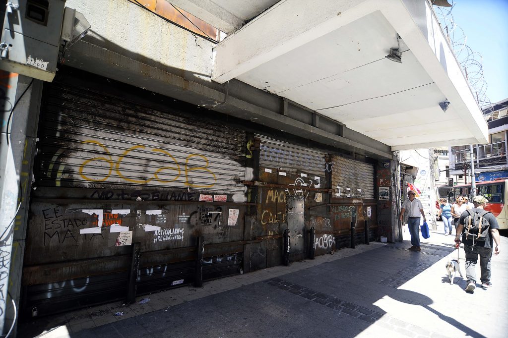 SML retira dos cuerpos desde tienda incendiada en Valparaíso