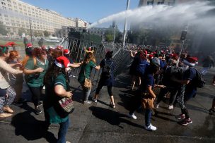 FOTOS | Carro lanzaaguas dispersó manifestación no autorizada de parvularias en La Moneda