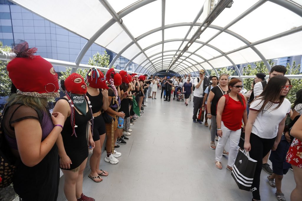 Feministas protestan en el mall Costanera Center