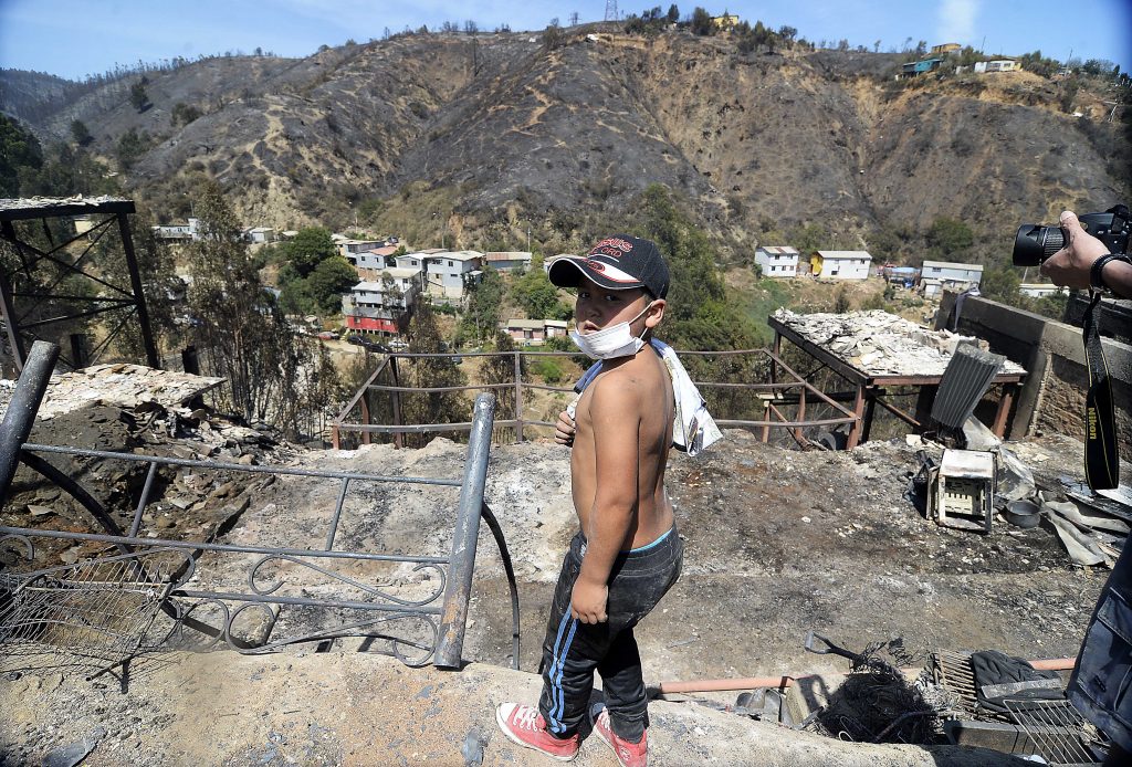 Sharp a presuntos responsables de incendio: “No van a ver a Valparaíso de rodillas”