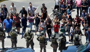 FOTOS | Manifestantes se reunieron afuera de la intendencia de Valparaíso durante visita del Presidente