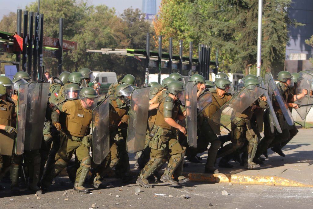 Carabineros informó que turba les robó una escopeta tras ataque a efectivos