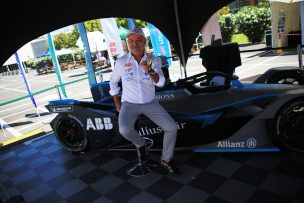 Eliseo Salazar presentó Show Car de la Fórmula E en Espacio Riesco