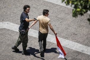 Sujeto sacó un arma y apuntó a transeúntes durante manifestación en Paseo Bulnes