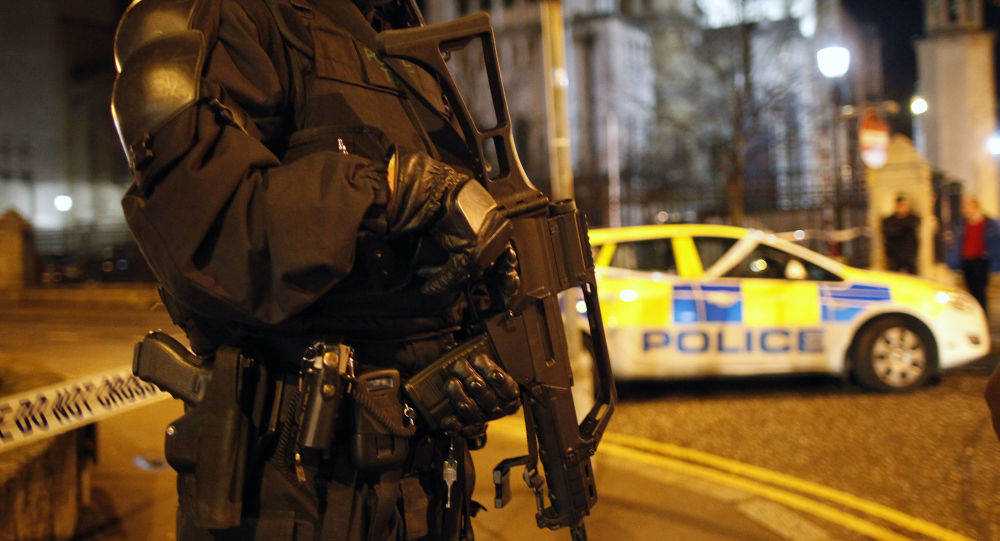 Arrojan un artefacto explosivo contra la policía en Irlanda del Norte