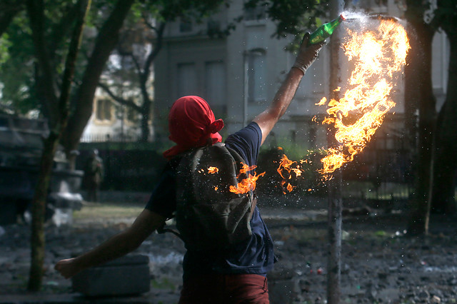 Formalizan a dos personas detenidas por Carabineros por porte de bombas molotov