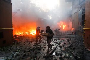 Vándalos provocan incendio en el Crowne Plaza y golpean a carabineros