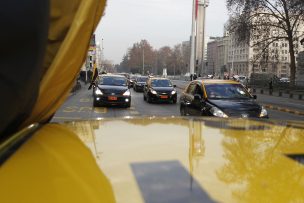 Taxistas atacaron autos de conductores particulares en Santiago