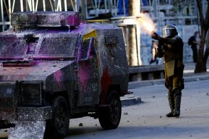 Carabineros niega que tengan 8 horas de instrucción con escopeta antidisturbios