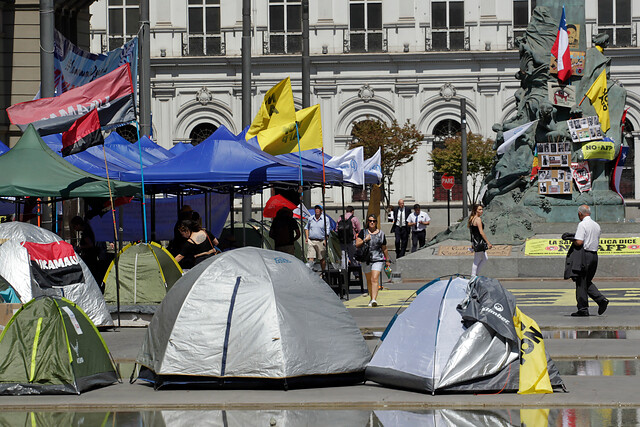 FOTOS | Organizaciones de Unidad Social instalan “Campamento Dignidad” frente a los tribunales de Justicia