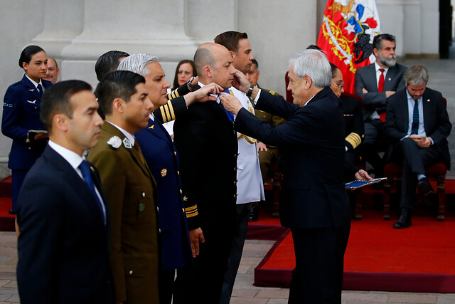 Presidente condecoró a primeros lugares de academias de FFAA, Carabineros y PDI