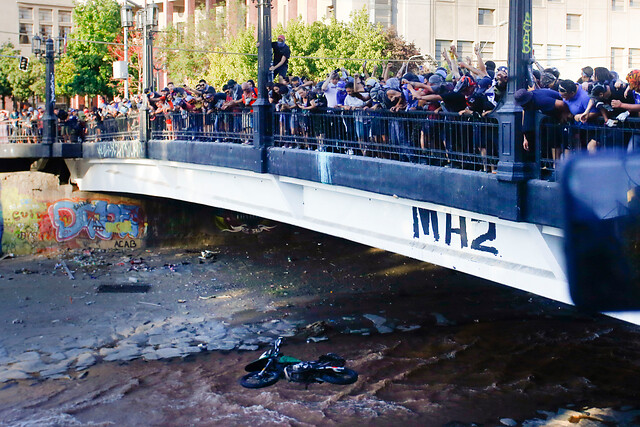 Encapuchados roban motocicleta de Carabineros y la arrojan al río Mapocho