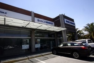 Delincuentes vestidos de albañiles robaron $300 millones a banco en Las Condes