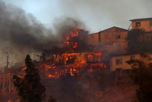 Más de 100 viviendas afectadas por incendio en Valparaíso