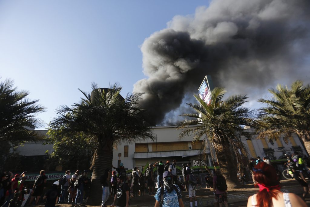En medio de “última marcha del año” se incendió el Cine Arte Alameda
