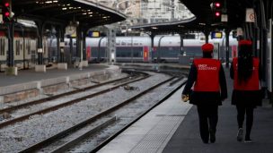 Sindicatos franceses llaman a intensificar huelga tras propuesta del gobierno sobre pensiones