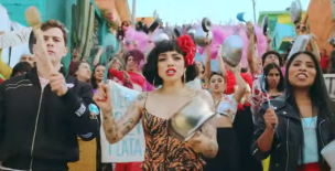 Mon Laferte cacerolea junto a protagonista de 