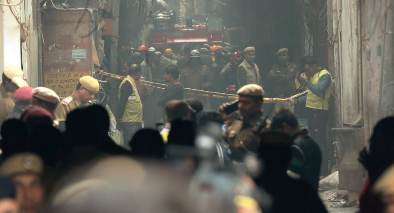 Al menos 43 muertos en el incendio de una fábrica en Nueva Delhi