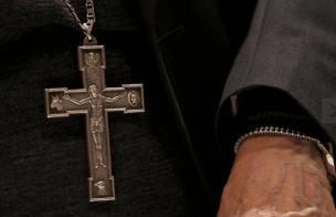 Jesuitas expulsan a sacerdote de 96 años por abusos sexuales contra 5 menores