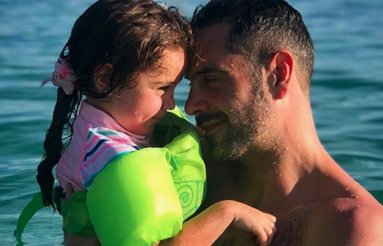 Pequeña hija de Julio Jung conmueve a su padre en “No Culpes a la Noche”