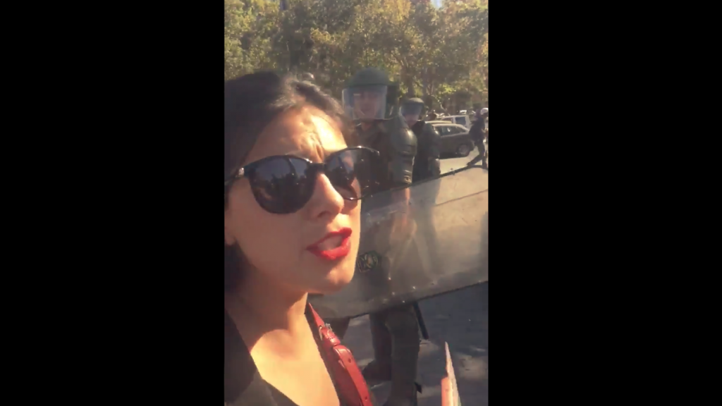 “¿Dónde está el teniente?”: Karol Cariola enfrenta a Carabineros en plenas manifestaciones en Plaza Baquedano