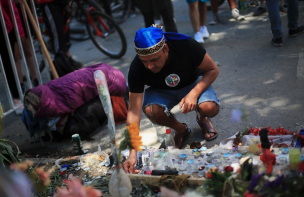 Cientos de personas acudieron al funeral de manifestante que cayó a foso