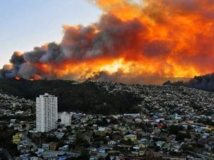 Más de un centenar de viviendas afectadas por incendio forestal en Valparaíso