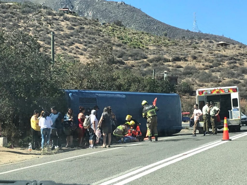 Bus vuelca en cuesta La Dormida en Olmué