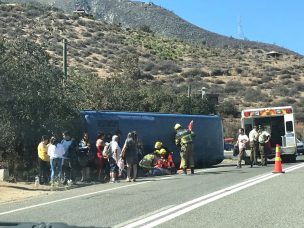 Bus vuelca en cuesta La Dormida en Olmué