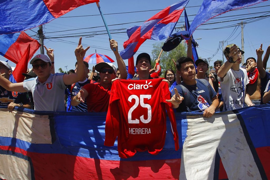 Hinchas de la U marcharon hasta el CDA por la salida de Johnny Herrera