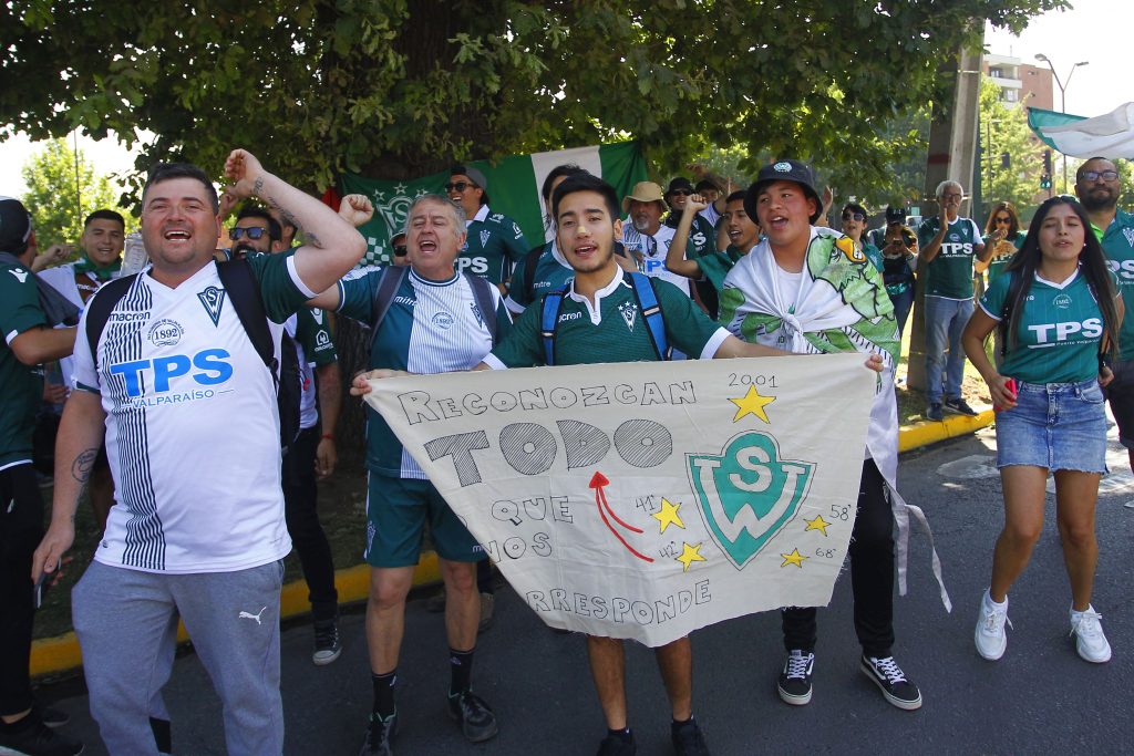 Hinchas de Wanderers y Colchagua llegaron a la ANFP