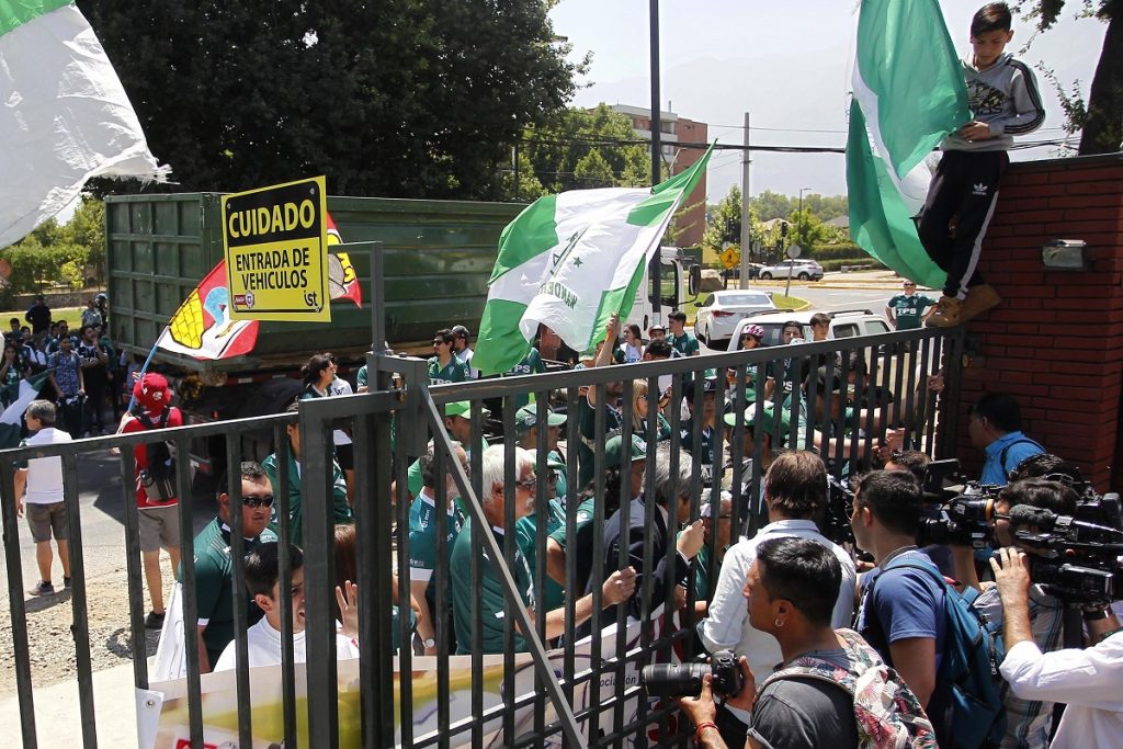 Hinchas de equipos afectados protestan afuera de la ANFP por consejo de presidentes