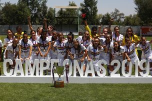 Santiago Morning recibió trofeo de campeón del fútbol femenino