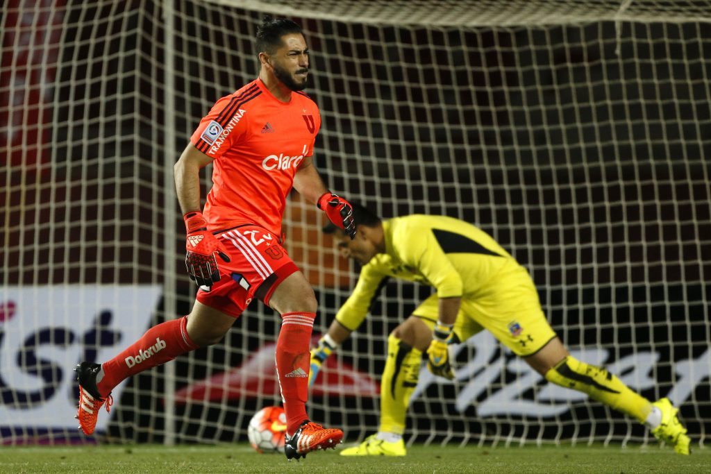 Cuando Johnny se “vistió” de goleador y le dio dos títulos a la U