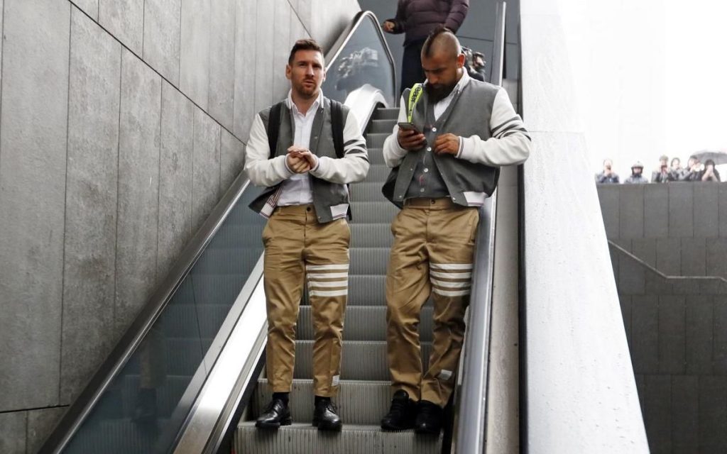 La millonaria chaqueta que ocupa Arturo Vidal y jugadores del FC Barcelona en la previa del duelo con el Atlético