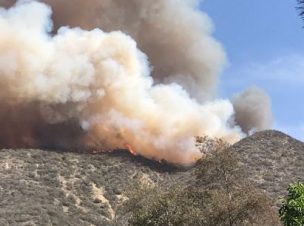 Helicópteros y brigadas de Bomberos intentan apagar incendio en sendero de San José de Maipo