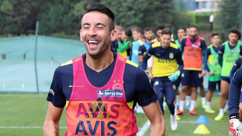 Aseguran que Juan Román Riquelme llamó a Mauricio Isla para que vaya a jugar a Boca Juniors