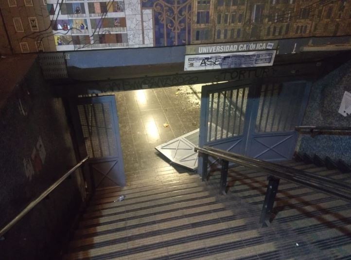 Violenta jornada: Estación del Metro Universidad Católica fue vandalizada y 104 carabineros resultaron heridos