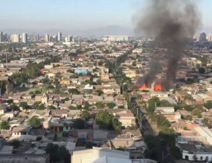 Incendio afecta a bodega de maderas en el centro de Santiago