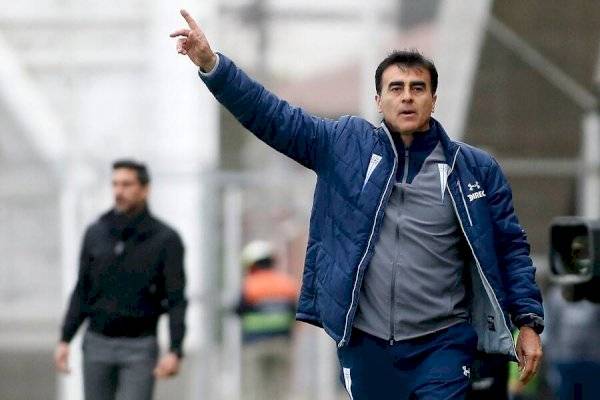 Universidad Católica oficializó la salida de Gustavo Quinteros del club