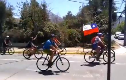 Gran cantidad de ciclistas se manifiestan por las calles de Vitacura: Algunos se acercan a casa de Piñera