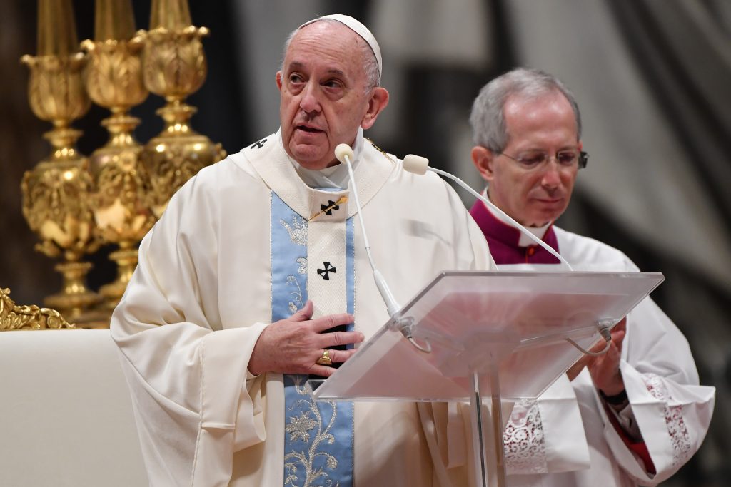 El papa se disculpa por “perder la paciencia” con fiel demasiado insistente