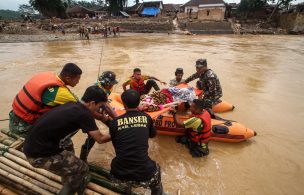 Inundaciones en Indonesia dejan 60 muertos y decenas de miles de personas sin hogar