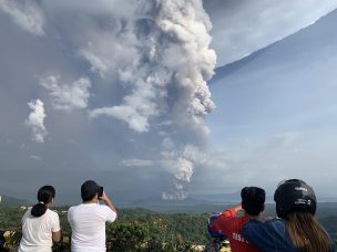 Miles de evacuados y vuelos suspendidos por erupción de volcán en Filipinas