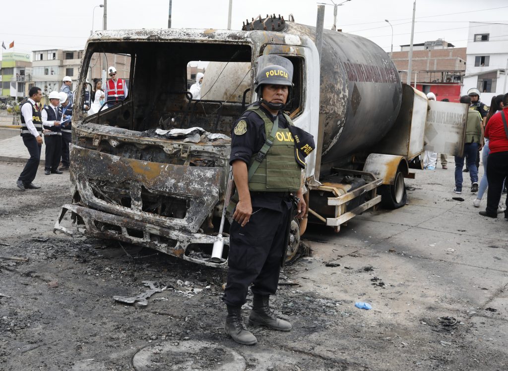 Explosión de camión cisterna con gas licuado suma 14 muertos en Lima