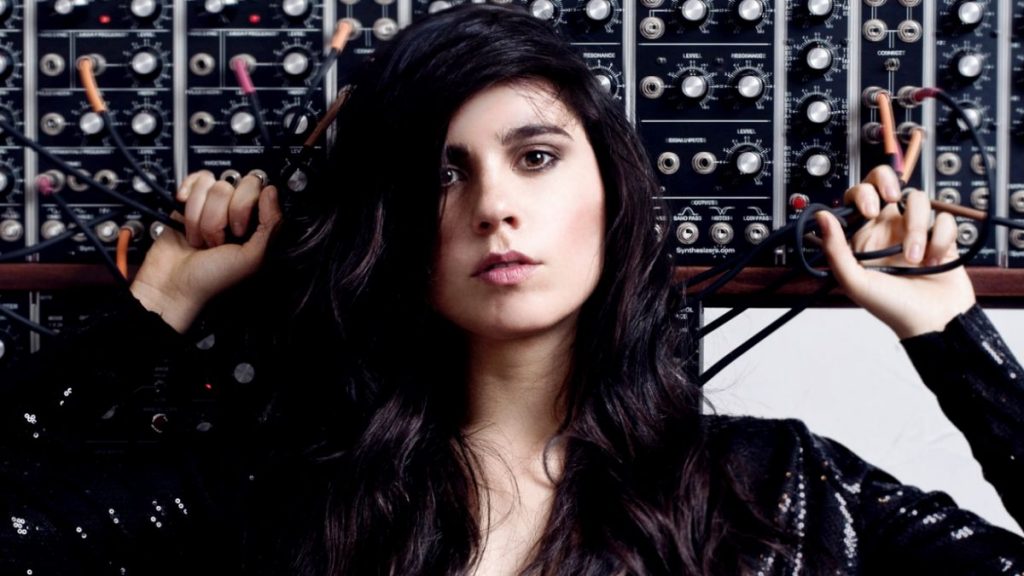 Javiera Mena denunció robo de computador donde tenía sus nuevas canciones: “Con el corazón roto”