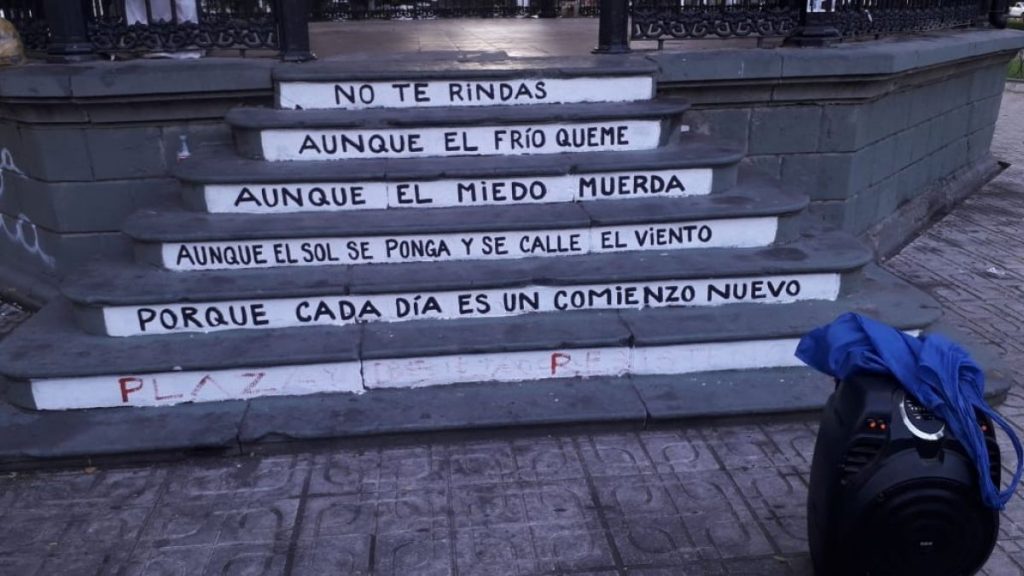 Rayó un poema en la Plaza de Talca: Profesor fue detenido y deberá pagar 960 mil pesos